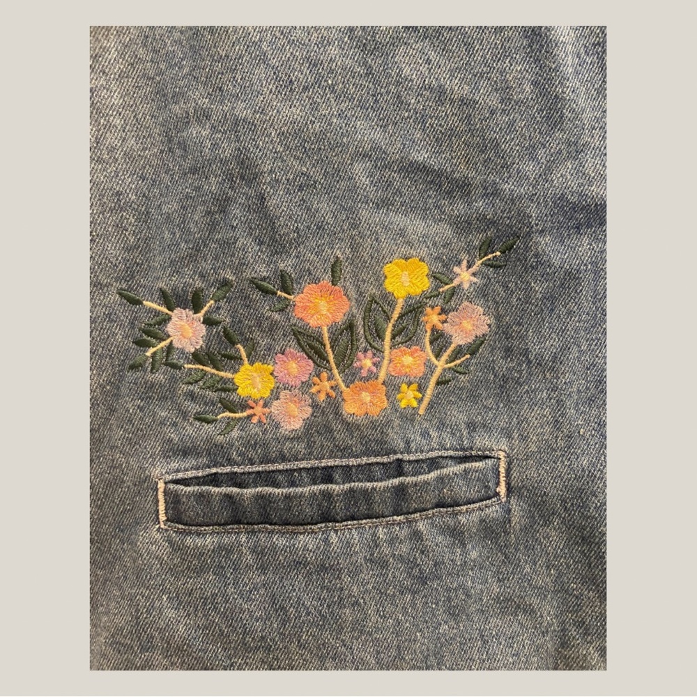 SOLD VINTAGE Denim/Jean Vest with Embroidered Flowers Women’s Size Large - Picture 2 of 3